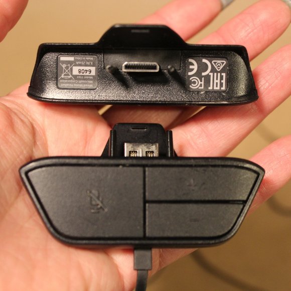 2 Microsoft Xbox One Chat Headsets - Picture 3 of 9
